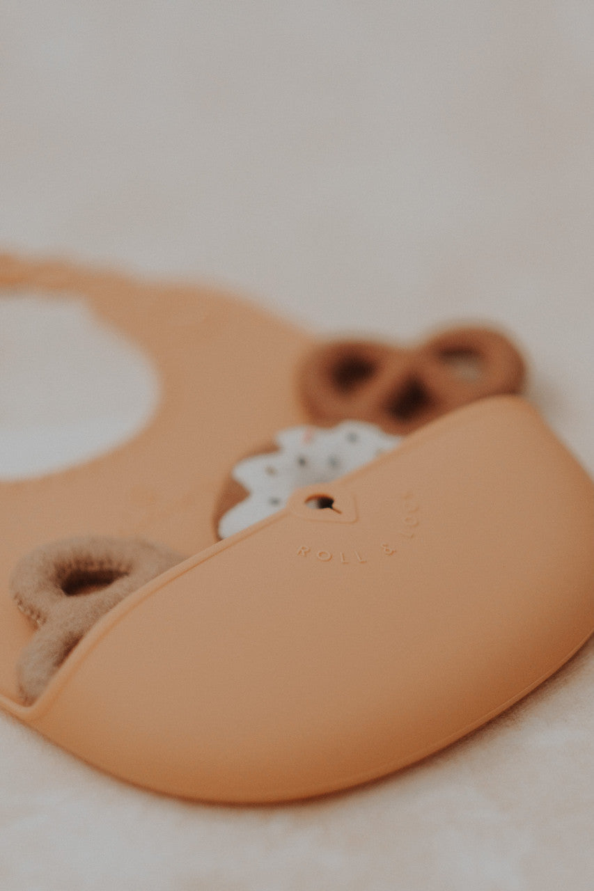 Baveta bebelusi Miniware Roll & Lock, 100% din silicon alimentar, Toffee